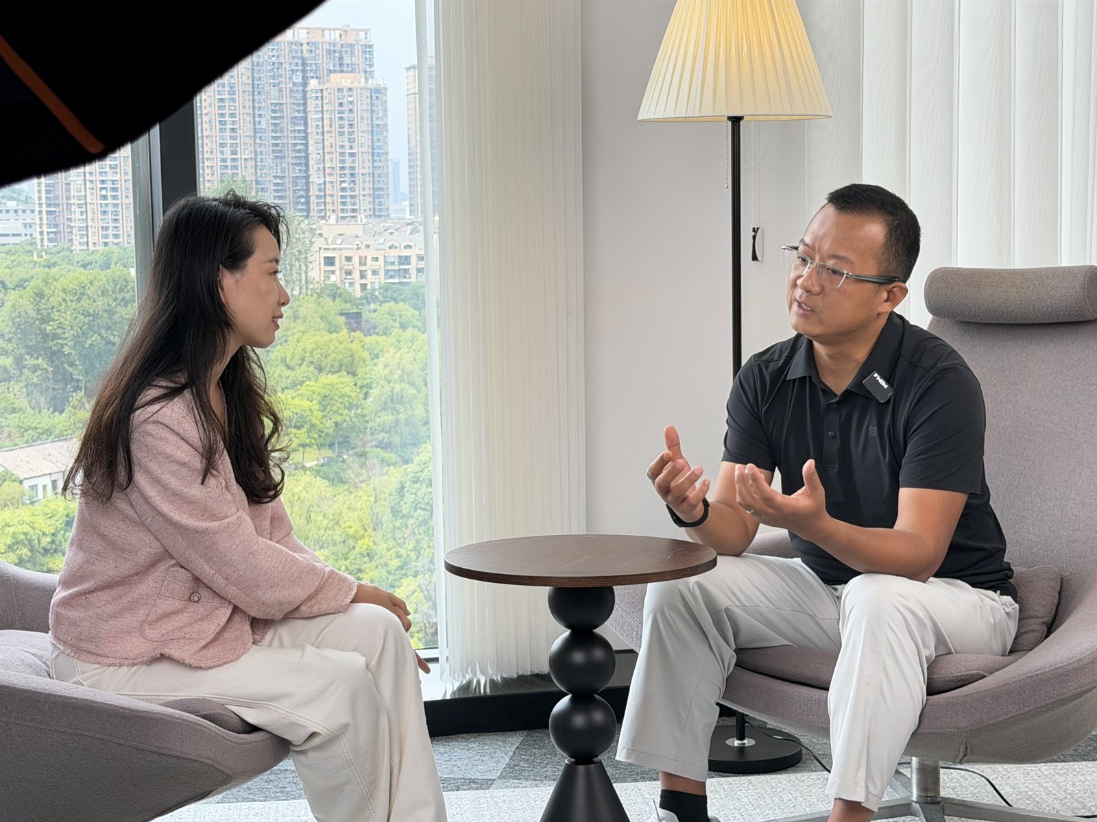 张佩晶与网易智企首席解决方案架构师周梁伟在《无限对话》录制现场